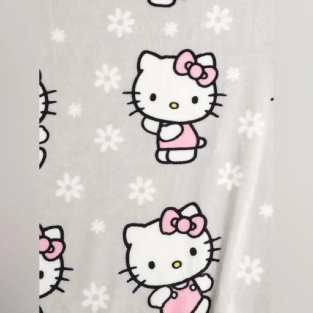 NWT Hello Kitty Daisy Super Soft Plush Throw Blanket